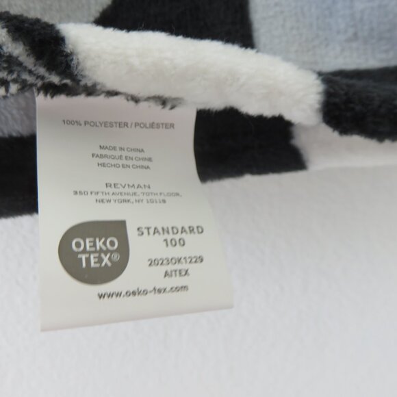 Betsey Johnson Skull Ultra Soft Plush Throw Blanket (50 in x 60in) - Picture 6 of 6